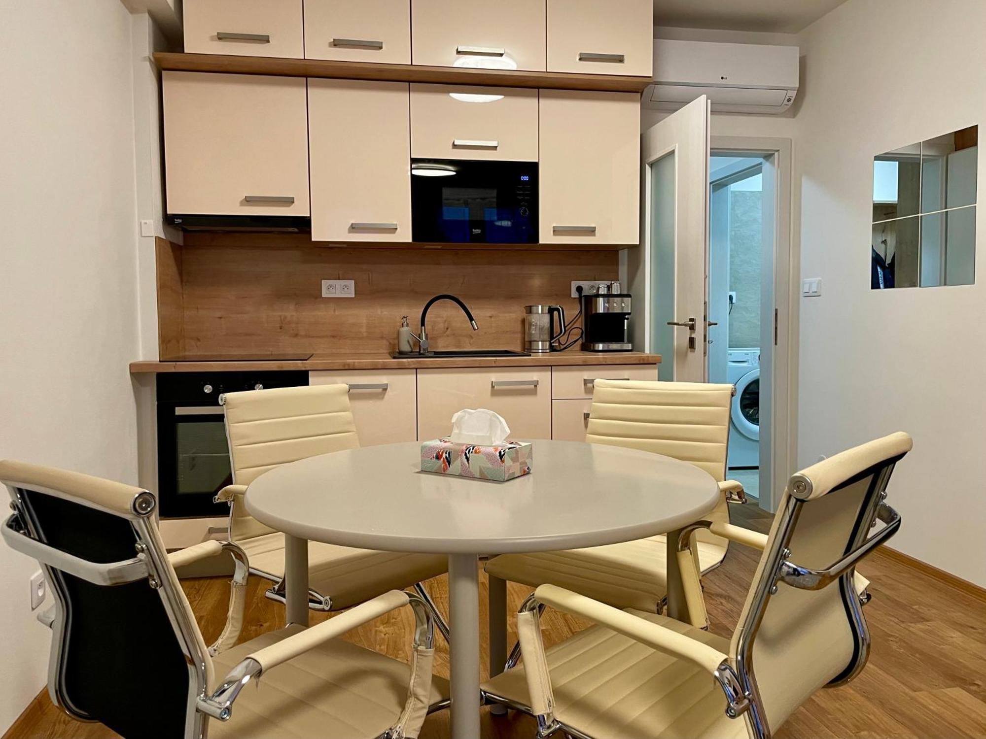 Apartman Astra Sezimovo Ústí Exterior foto